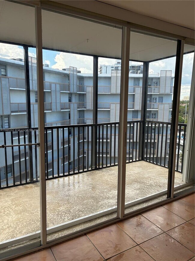 3401 N Country Club Dr unit 6, Miami, FL 33180 - photo 2