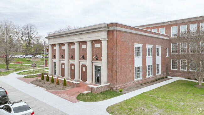 Students in Hendersonville can attend the Hendersonville High School.