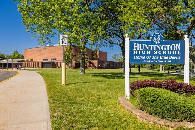 A sign greets visitors and students to Huntington High School.