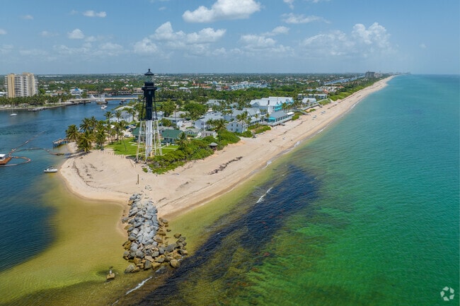The inlet a Pompano Beach with its lighthouse is a beautiful sight.