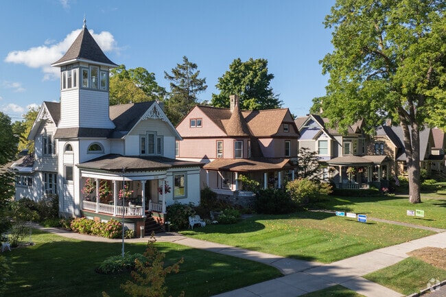 A few highlighted Queen Anne homes line the cobblestone streets.