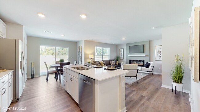 2464 Chloe Ln, Hiawatha, IA 52233 - photo 7