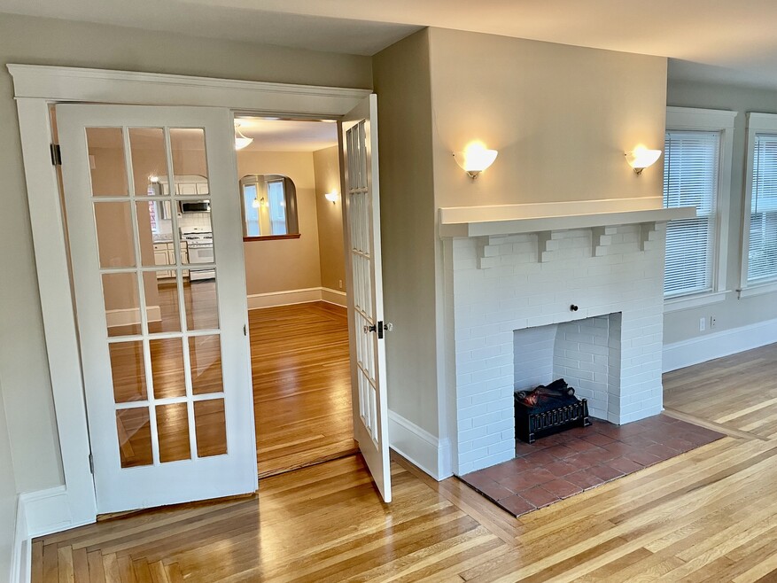 Entry to living room with elctric fireplace