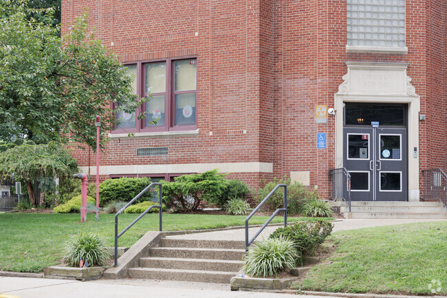 Lincoln Elementary School teaches students in grades K-5.