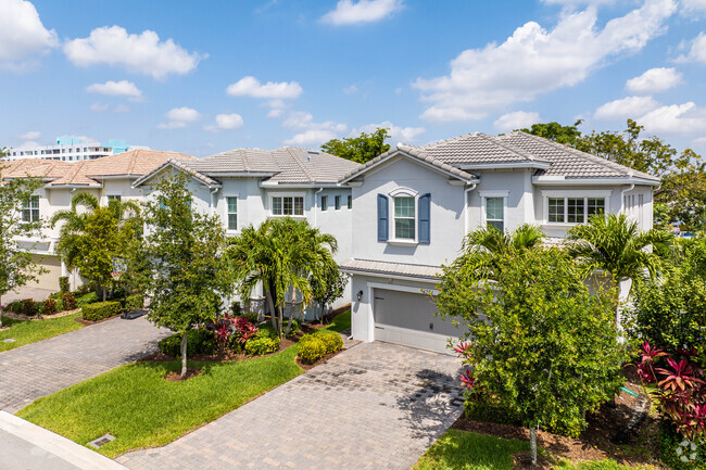 Hillcrest townhomes have plenty of greenery in Hollywood, FL.