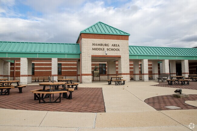 Hamburg Area Middle School in Upper Bern holds a C rating from Niche.
