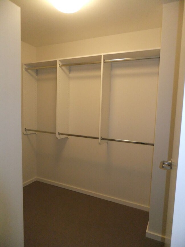 Sophia's View — Condo-Style 2BR/2BA Flats & Townhomes in South Portland, Portland, OR 97221 - photo 3