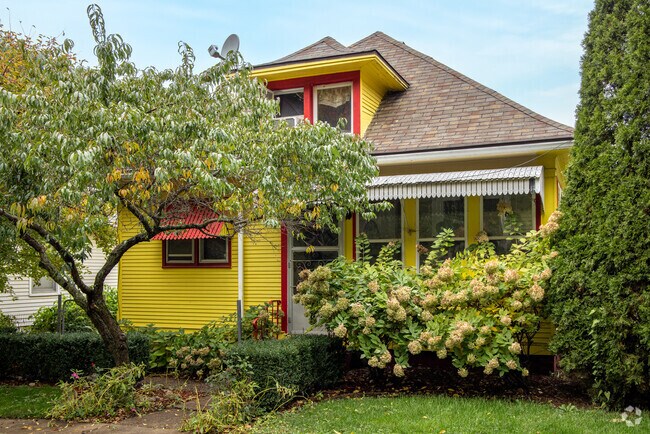 Brightly colored cottage homes stand out in Floreciente.
