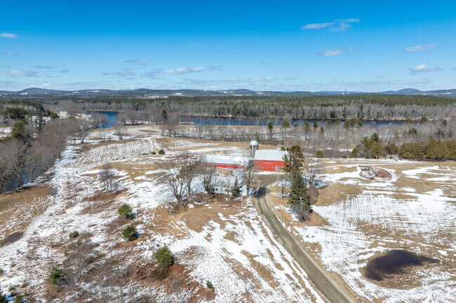 Massive farm houses can be found peppered throughout the neighborhood of Leeds.