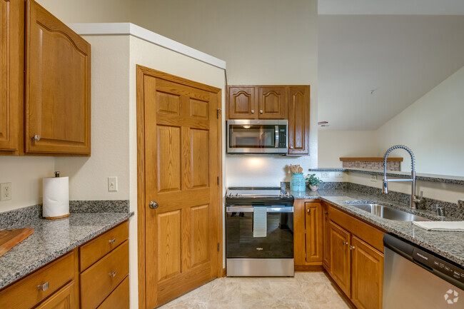 2 BR, 2 BA - 1,900SF