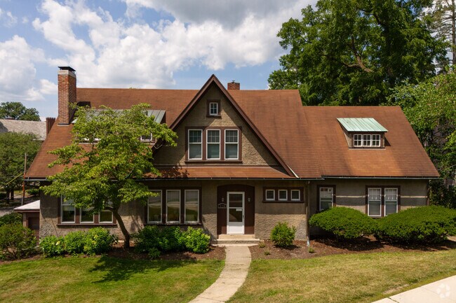 The average home value in Cornell Heights is $622,000.