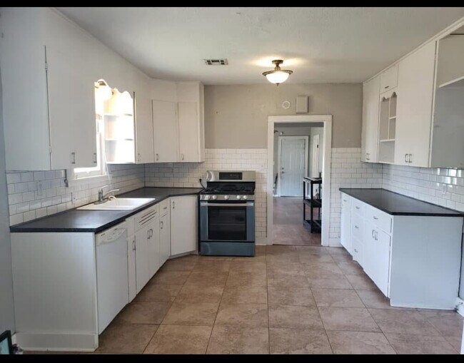 213 S 17th St, Guthrie, OK 73044 - photo 6