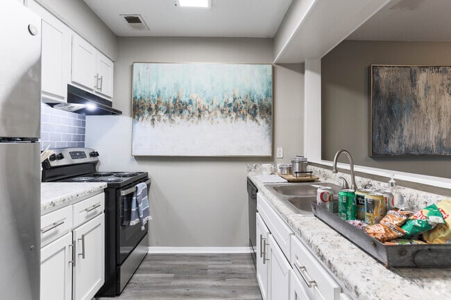 2BR, 1BA - 978 SF