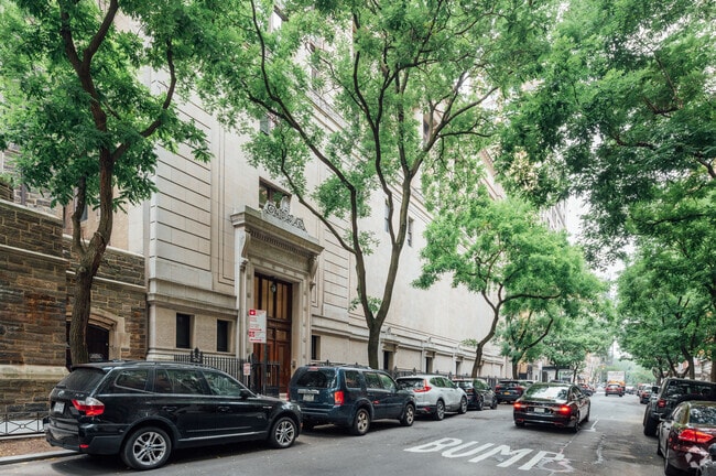 Regis offers several cultural based extracurriculars like the Gaelic Society and Heritage Club.