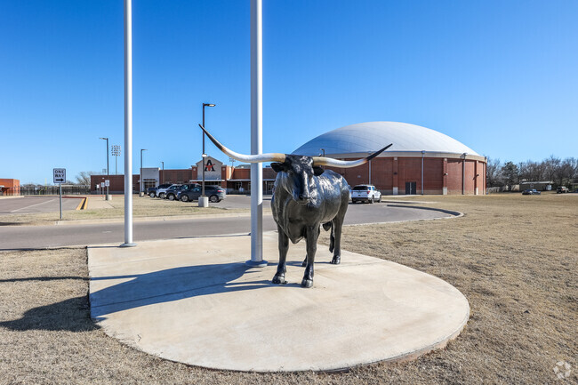 Alex High School offers plenty of athletic options.