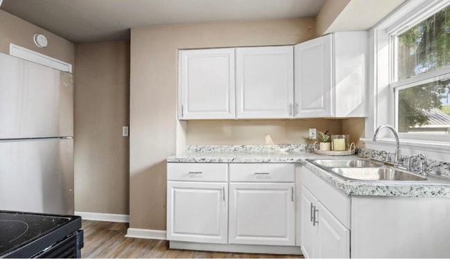 599 Morris Ave unit 599, Ashwaubenon, WI 54304 - photo 3