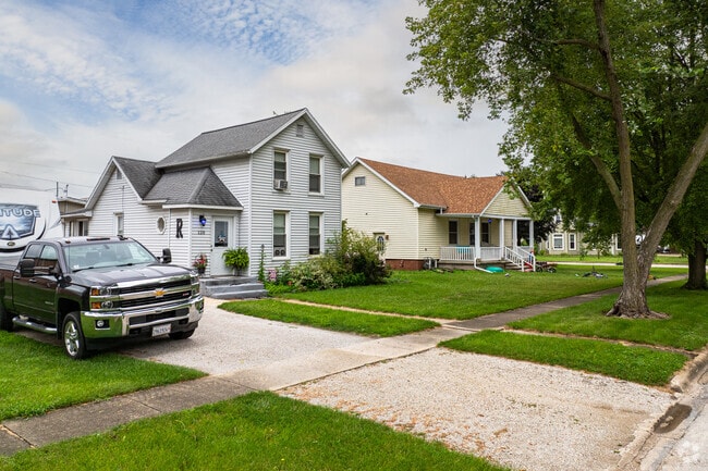 Many houses in Fairbury have driveways  with sizable yards.