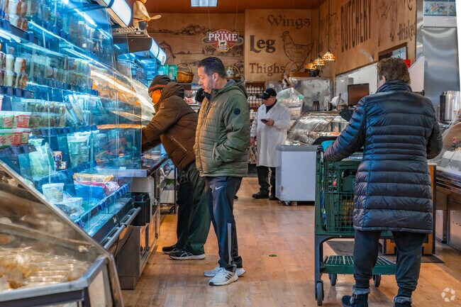 The Fresh Grocer of Pompton Ave.
is where most people in Cedar Grove stop for groceries.