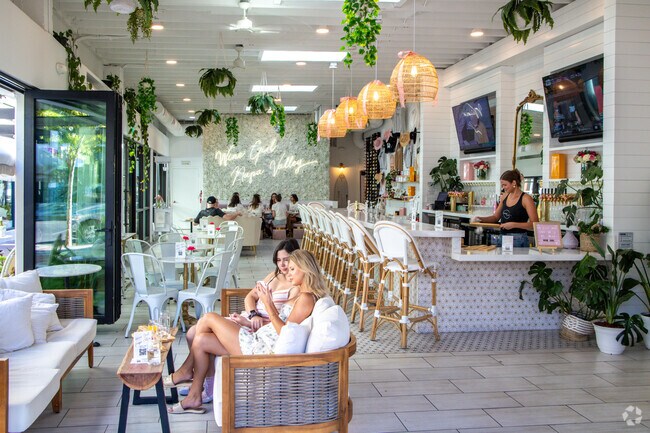 Only 2 miles away is Downtown Napa with its amazing restaurants wineries.