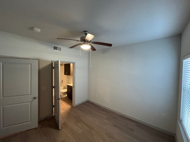 950 Fm2001 unit b3, Buda, TX 78610 - photo 6