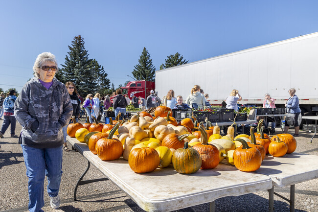 Bring your farmers cart to the Cheyenne Farmers market hfor fresh ingredients in Lake Minnehaha.