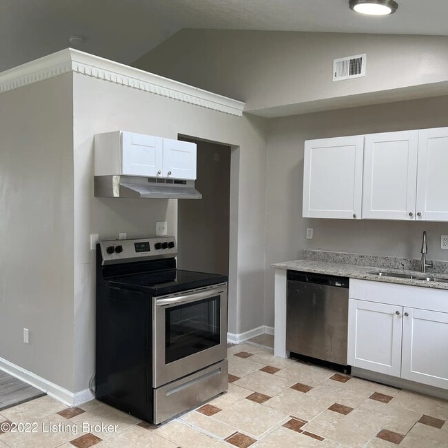 4613 Beechbrook Rd, Louisville, KY 40218 - photo 7