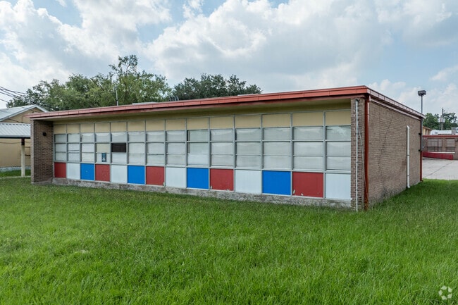 Kashmere Gardens Elementary has a student body of 355 students.