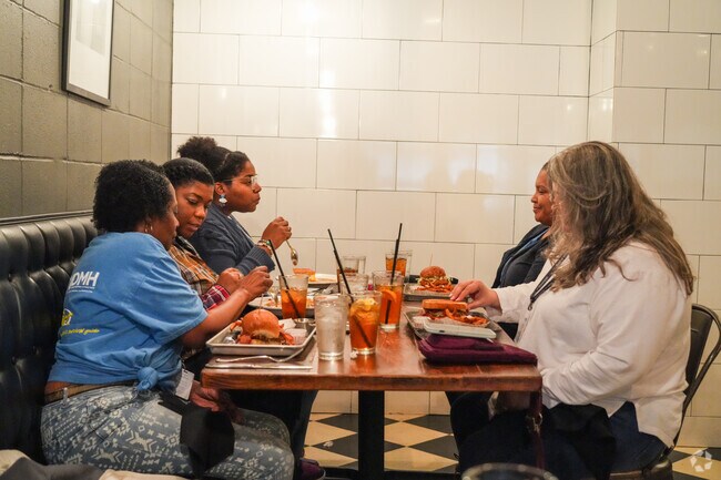 Lou's Full Serv is a restaurant located in Belhaven.