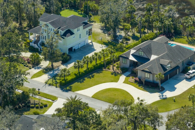 Oak Grove Island Plantation homes sit on large lots.