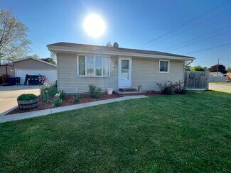 1016 Fieldcrest Dr, Menasha, WI 54952