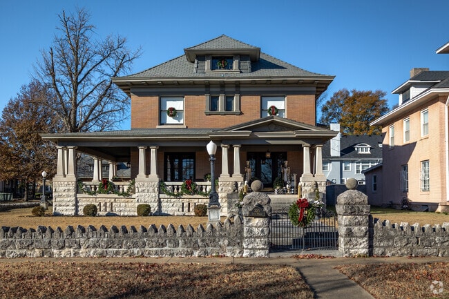 Some of the Murphysburg homes have beautiful stone fencing.