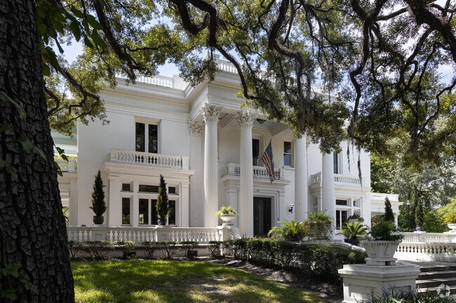 Many homes in Ardsley Park-Chatham Crescent share colonial accents.