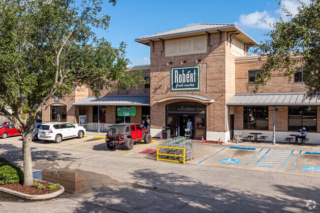 Robért Fresh Market is a great grocery option near Hollygrove.
