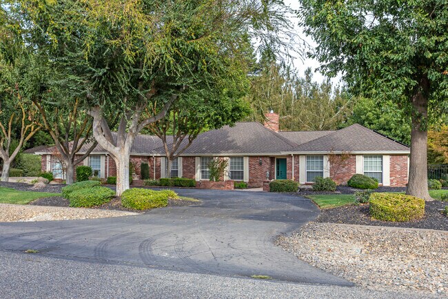 Ranch style homes on large lots are common throughout the Bellevue area.