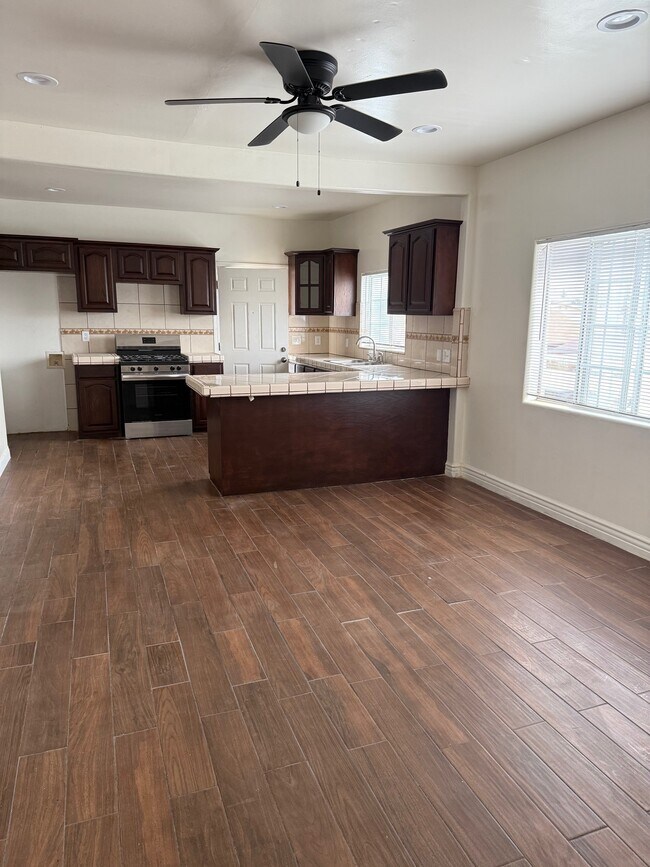 5636 S Broadway Unit 2, Los Angeles, CA 90037