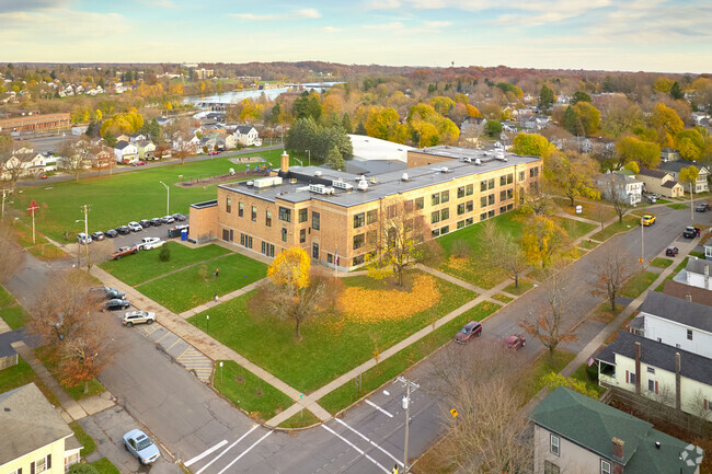 Kingsford Park Elementary School serves 421 students in grades Prekindergarten-6.