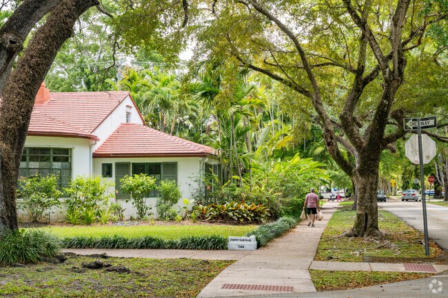 Residents of Granada easily commute by foot to the Publix on Red Road.