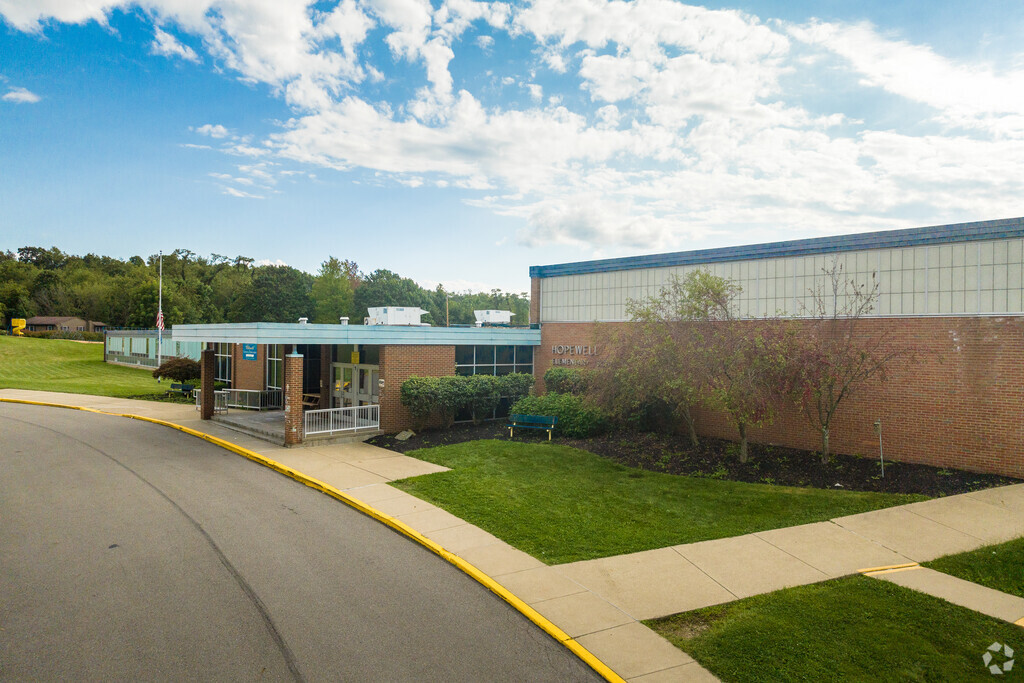 Hopewell Elementary School is an above average, public school located in Aliquippa, PA.