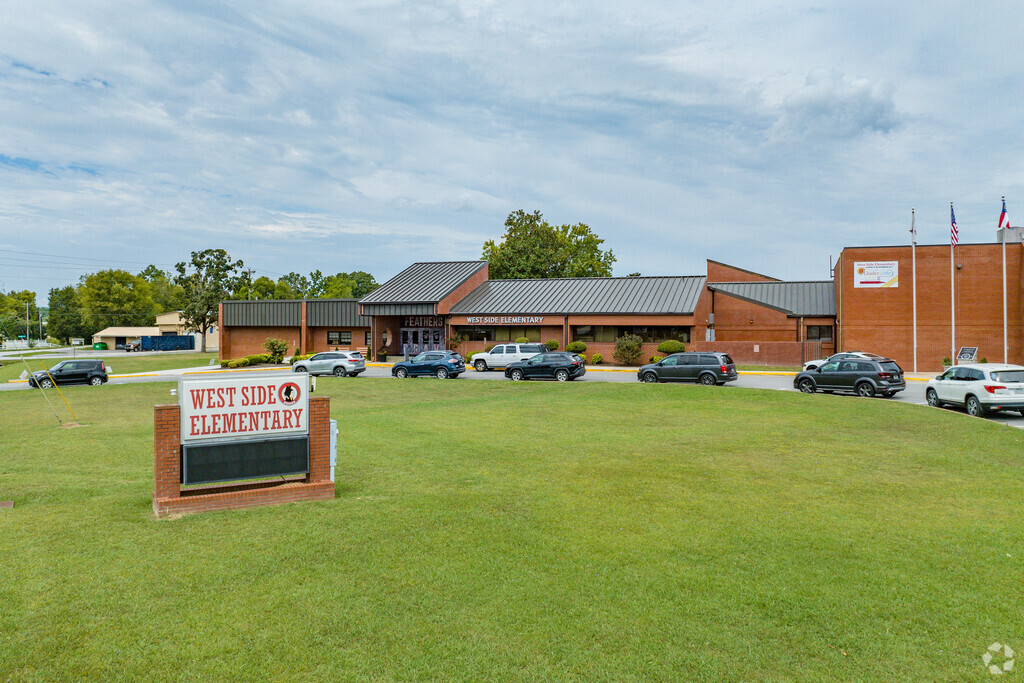 West Side Elementary School has a 13 to 1 student-teacher ratio.