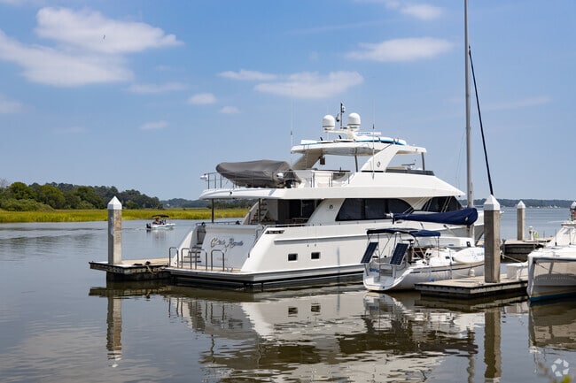 Boatowners can dock their boat in Thunderbolt.