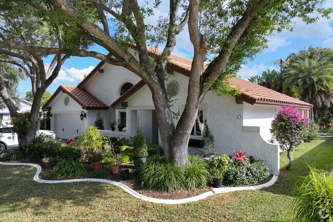 You can find many one story, ranch style homes in the Pine Island Ridge neighborhood.