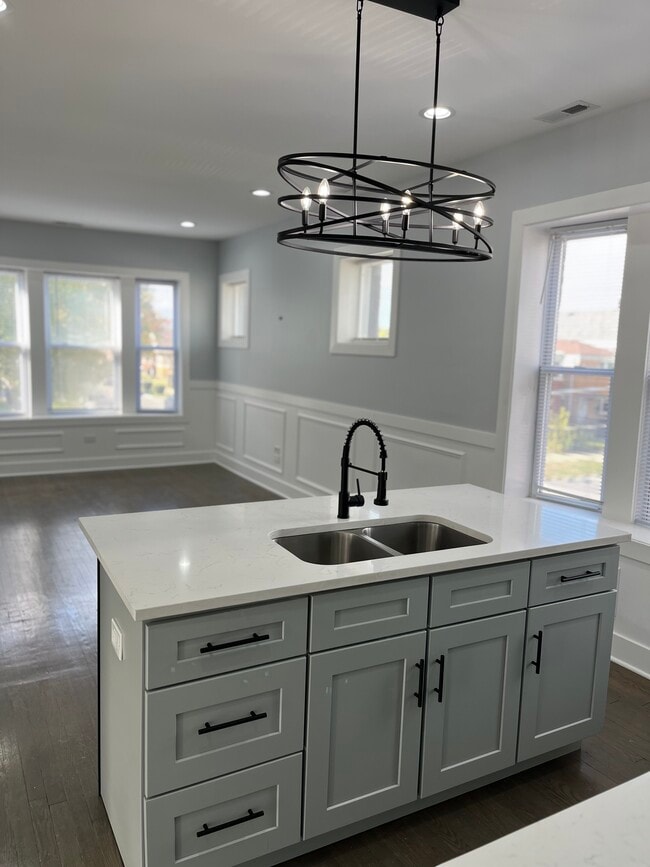 5033 W Wabansia Ave Unit 2W, Chicago, IL 60639