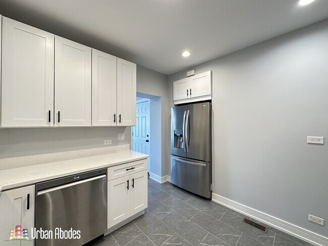 5510 N Luna Ave unit J01W, Chicago, IL 60630 - photo 7