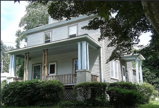 27 Hazard St, Coventry, RI 02816