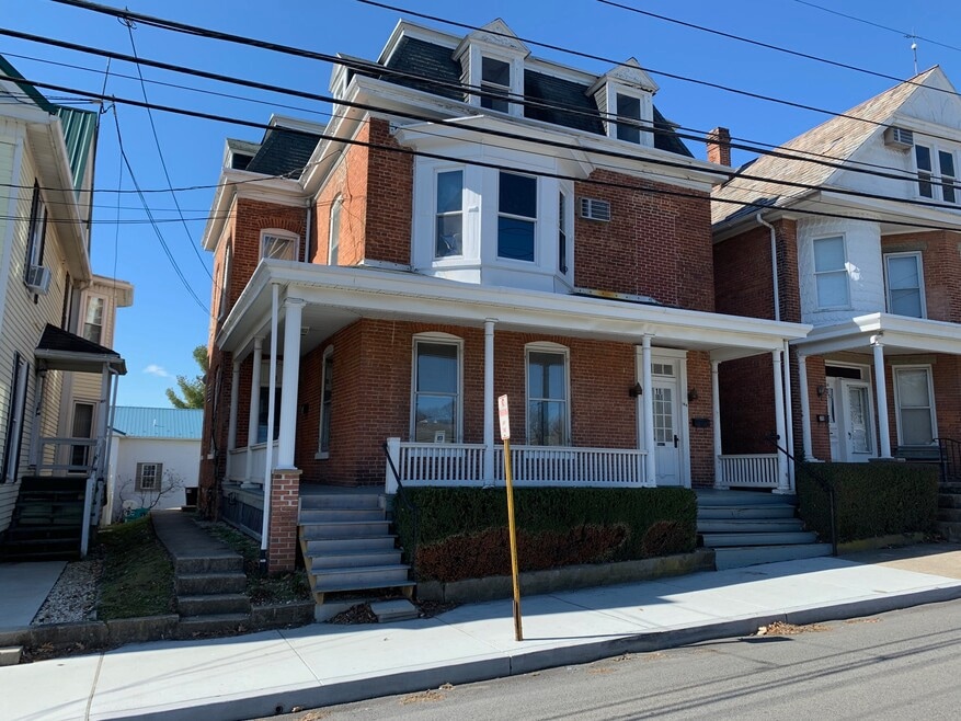 Entry on North St