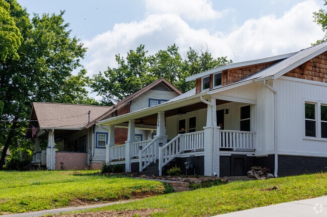 There are many different styles of homes in Fountaincrest.