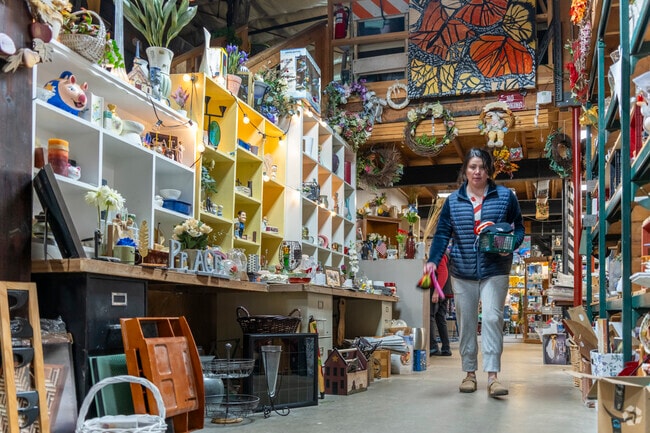 The ShareHouse offers secondhand items near Jackson.