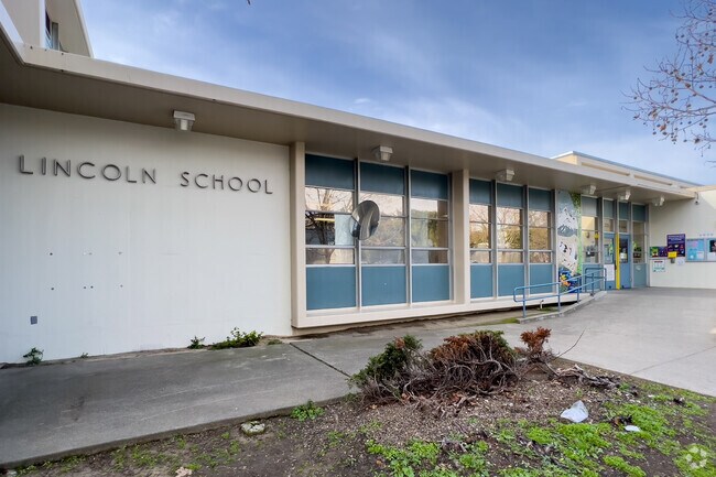 Lincoln Elementary School is located in Chinatown, Oakland, CA.