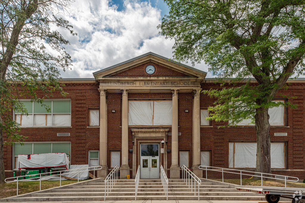 Charles A Lindbergh Elementary School serves grades K to 4.