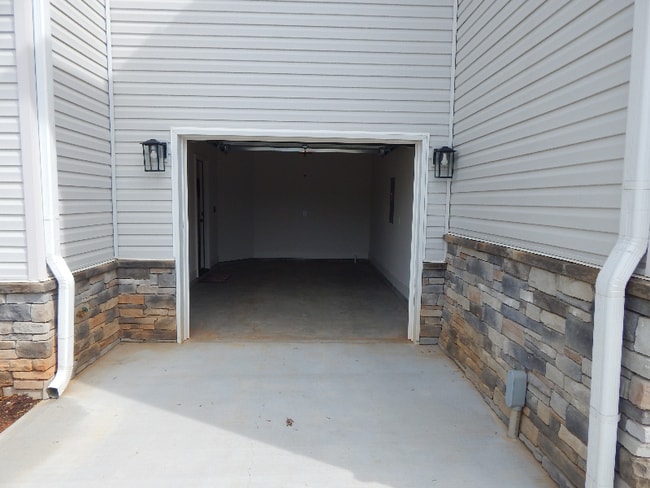 233 Marshland Ln, Greer, SC 29650 - photo 2